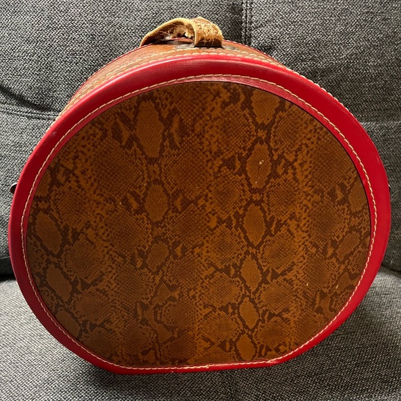 Vintage Leather Hat Box/Suitcase With Handle and Clasps - Picture 2 of 13